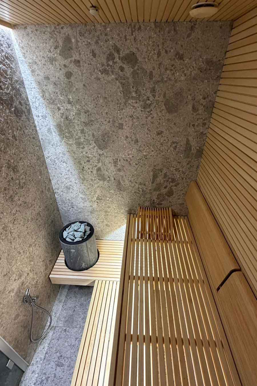 Sauna med træ- og stenfinish